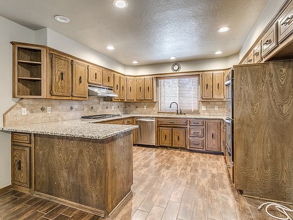 Kitchen / Granite Counters