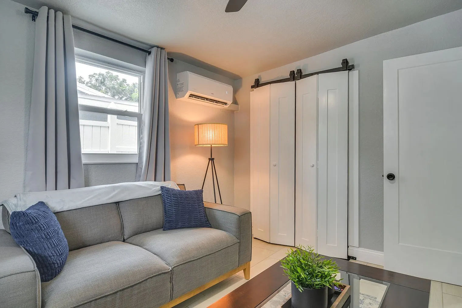 1 bed, 1.0 bath, 990 sqft, $2,014 — Photo 3