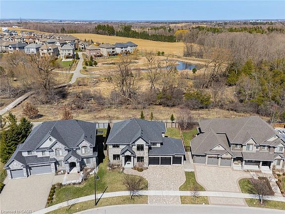 4th image of 581 Manor Ridge Cres
