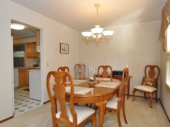 4th image of W307S8553 Woodland Dr