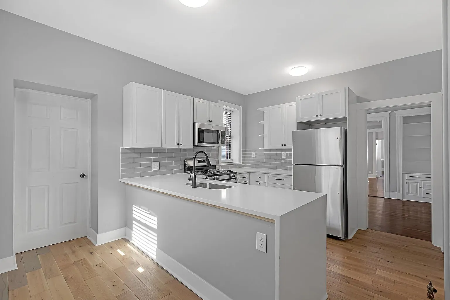 4 bed, 1400 sqft, $6,400 — Photo 2