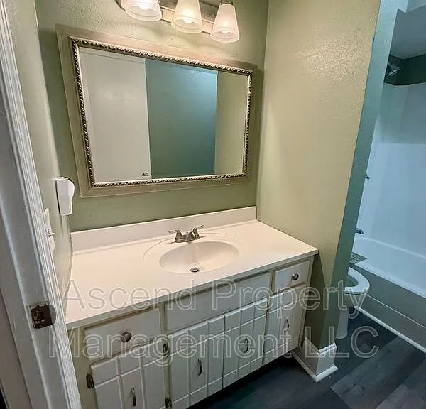 2410 Lyndon Ave #11 — Photo 8