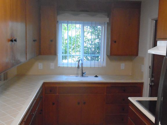 4th image of 611 Victoria Ct #A