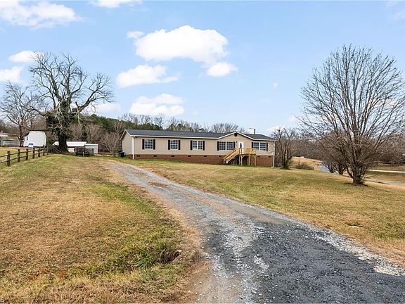 3rd image of 1058 Pearl Ct