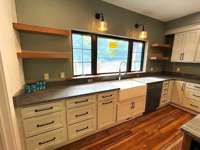 KITCHEN W 4 WOODEN RACKS