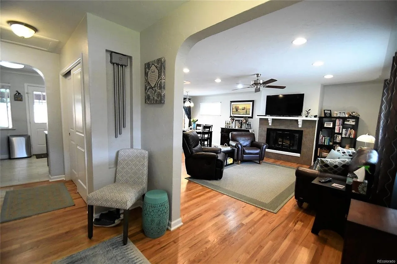 4 bed, 1958 sqft, $2,795 — Photo 3