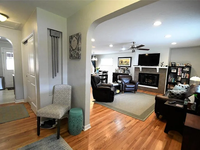 1070 Lansing St — Photo 3