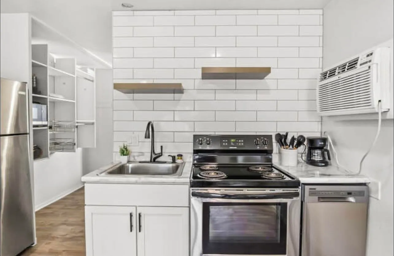 Studio, 1.0 bath, 550 sqft, $1,600 — Photo 3