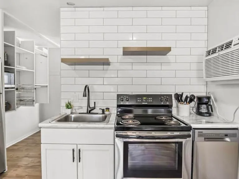 514 E Mifflin St — Photo 3