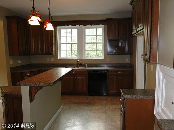 4th image of 945 Forest Dr