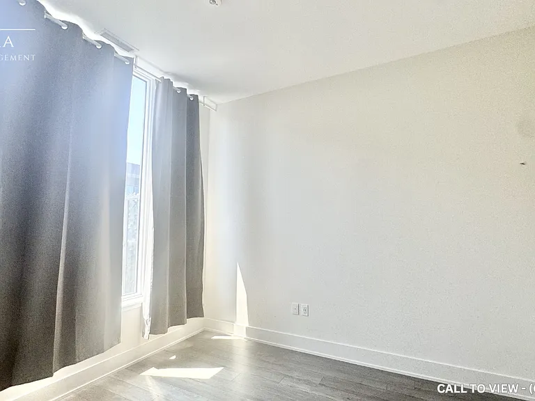 212 King William St S #1405 — Photo 4