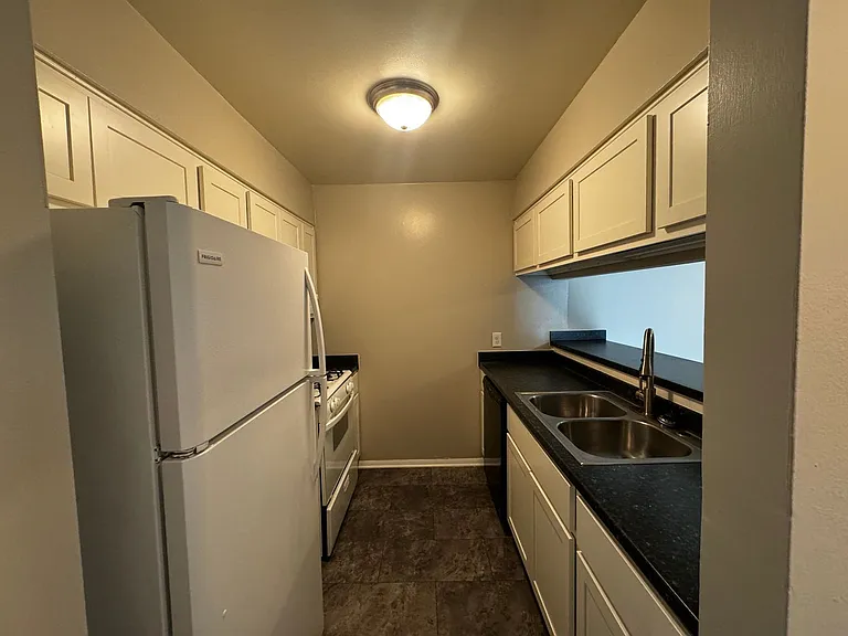 Coventry Court West Apartments — Photo 54