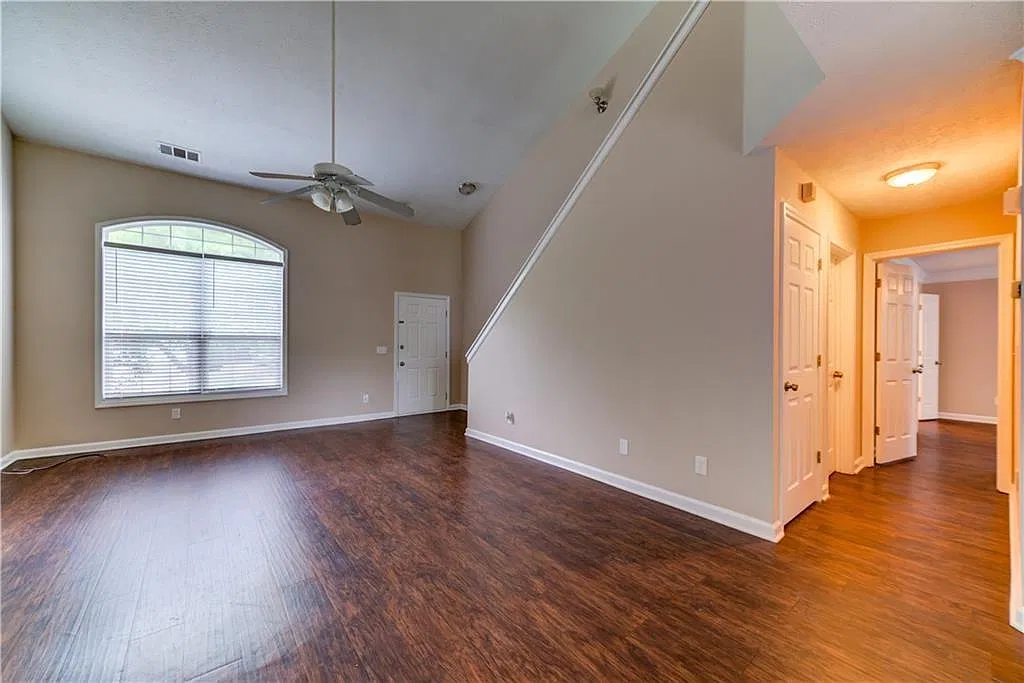 3 bed, 2.0 bath, 1761 sqft, $2,500 — Photo 2