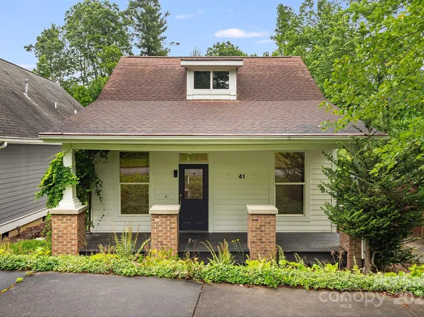 41 Town Cir, Flat Rock, NC 28731