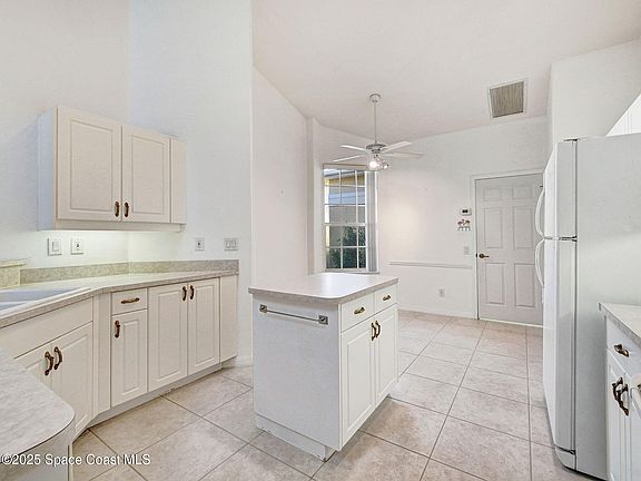 5th image of 410 Paige Ct