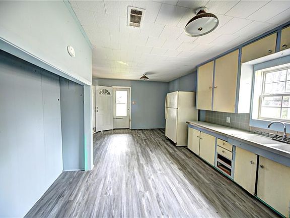 3rd image of 414 Adelaide St