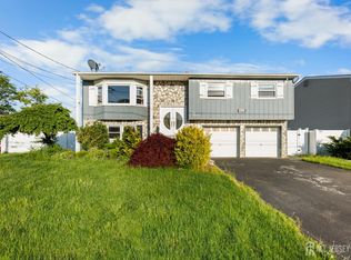 200 Rosewood Ln, Port Reading, NJ 07064