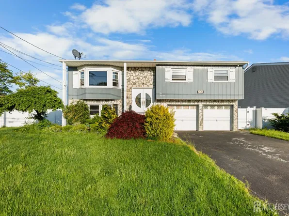 200 Rosewood Ln, Port Reading, NJ 07064