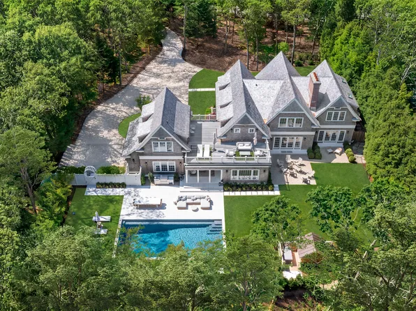 8 Barclay Ct, East Hampton, NY 11937
