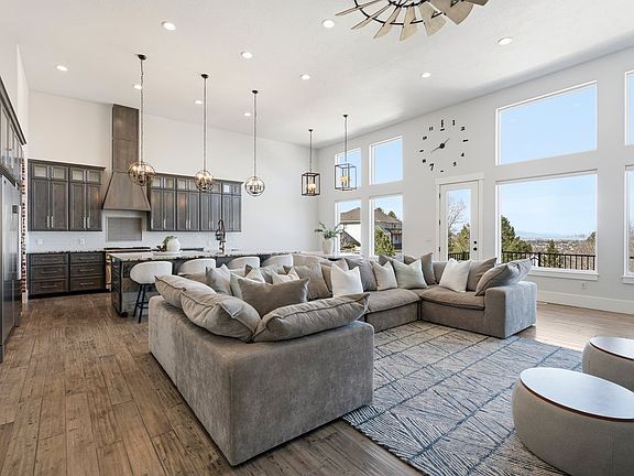 2nd image of 2633 E Oak Ridge