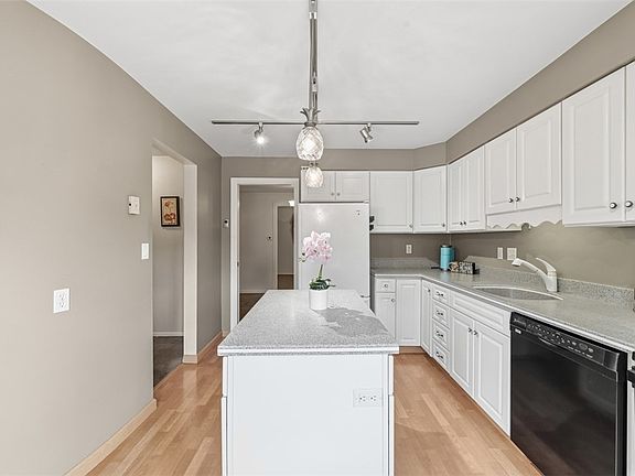 4th image of 304 Rainprint Ln