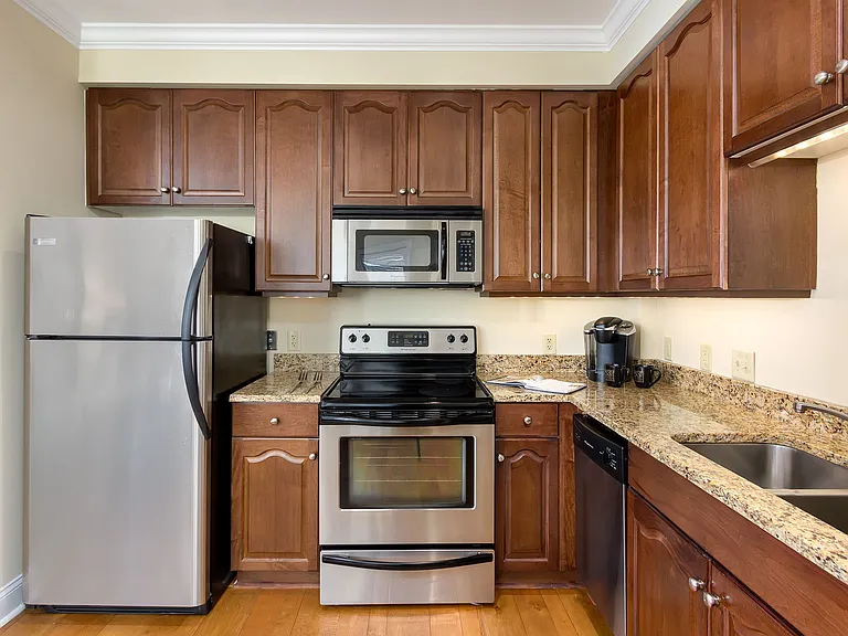 755 Broad Apartments — Photo 11