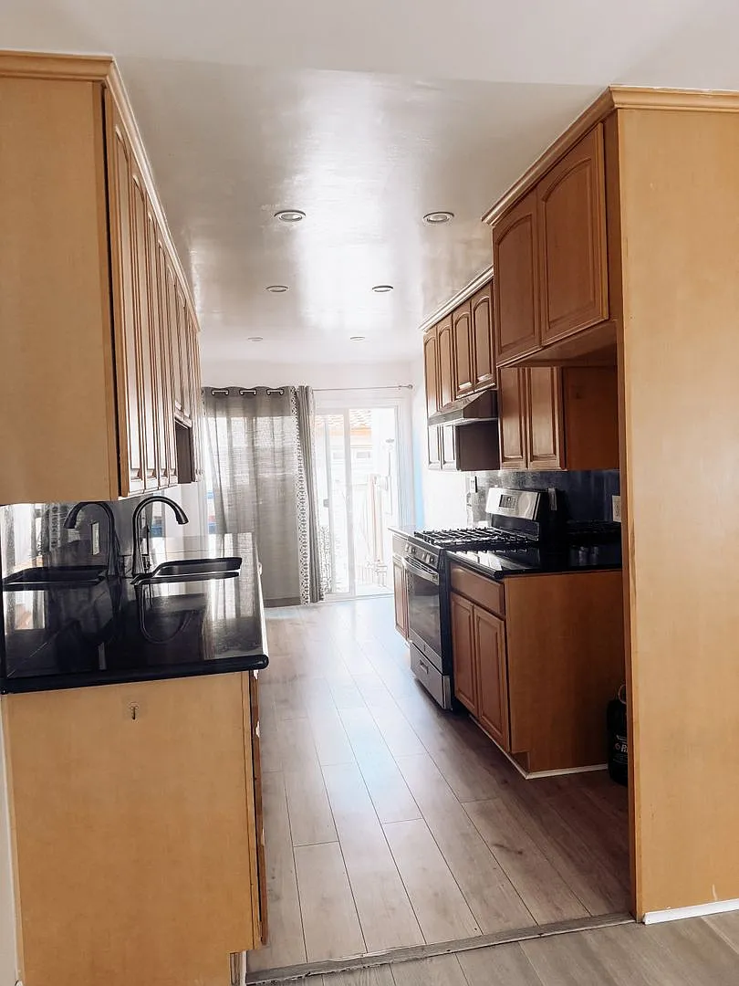 Large Townhome with 2 car garage — Photo 1
