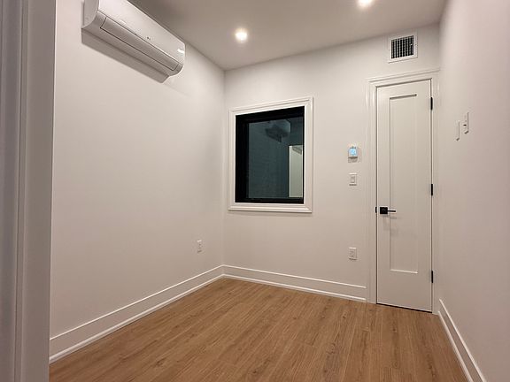 4th image of 307 W 39th St #3C