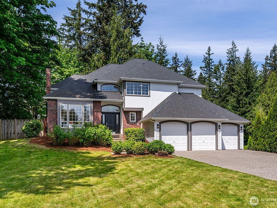 Incredibly updated and well located 4-bedroom, 3.5-bath, plus main floor den home at the end of quiet lane, next to a duck pond.  We saw a beautiful pair of wood ducks there.>