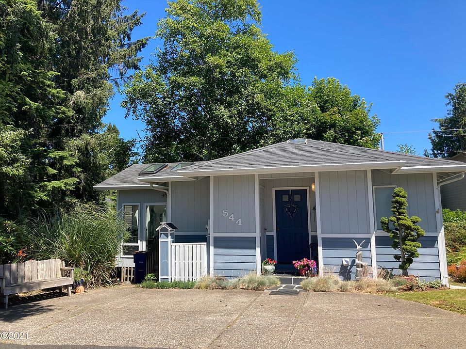 1st image of 544 SE Oar Ave