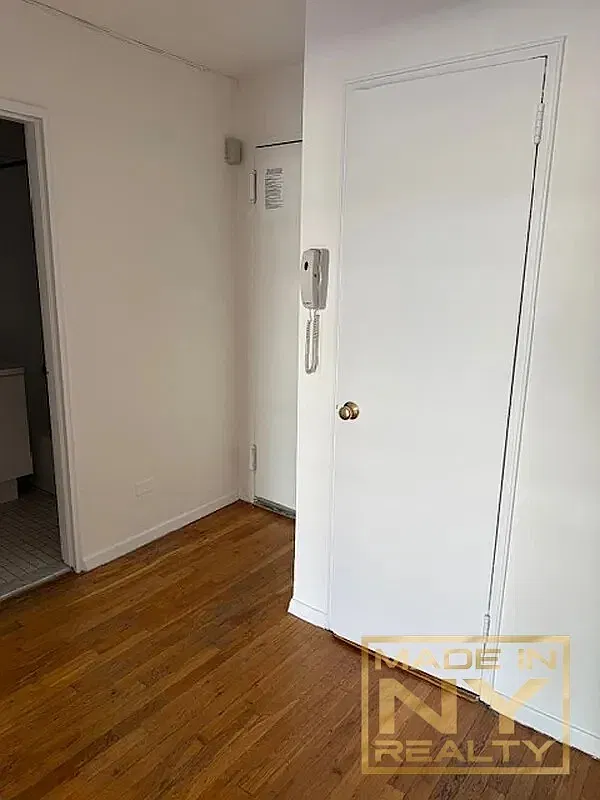 320 West 30th Street — Photo 4
