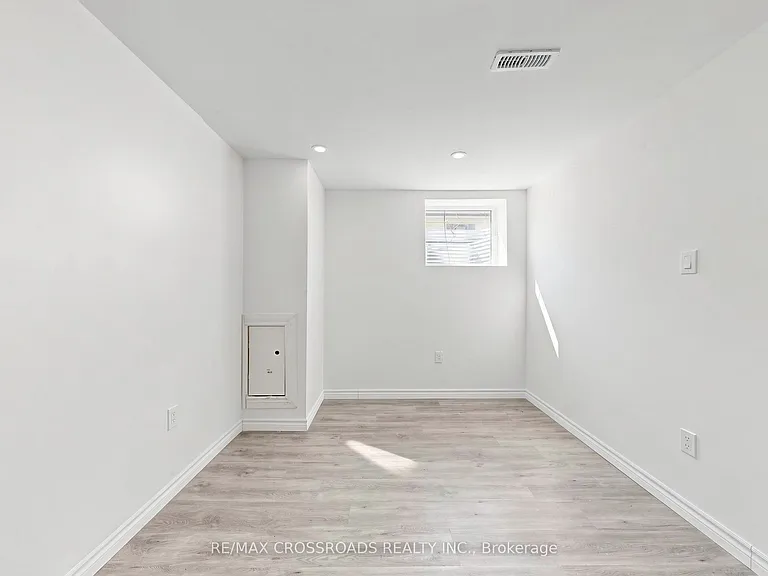 1496 Simcoe St N — Photo 30