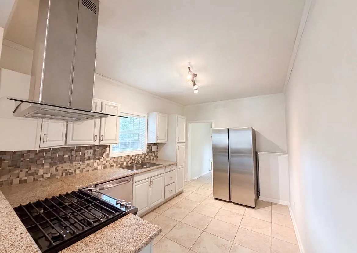 3 bed, 1401 sqft, $2,700 — Photo 1