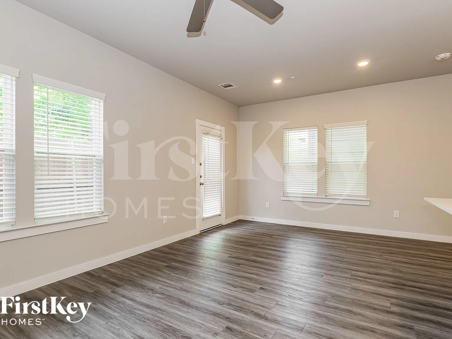 3 bed, 2.5 bath, 1619 sqft, $1,995 — Photo 3