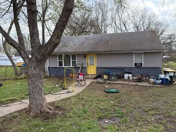 107 S 3rd St, Cleveland, MO 64734