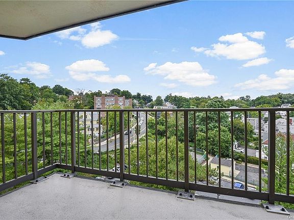 4th image of 25 Rockledge Ave E #913