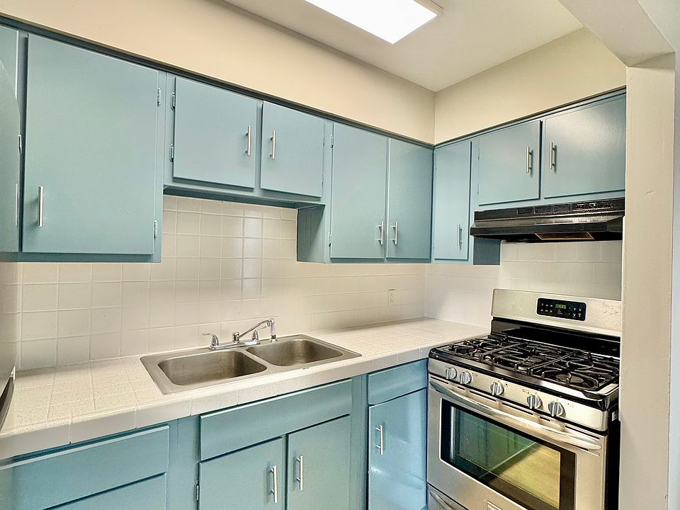 1st image of 510 Holladay Dr #404