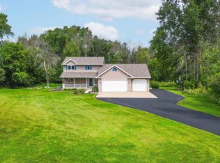 W8642 Hillview Rd, Hortonville, WI 54944