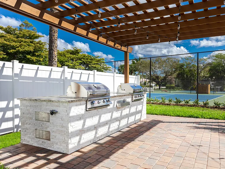 Palm Court at Wellington Apartments — Photo 14