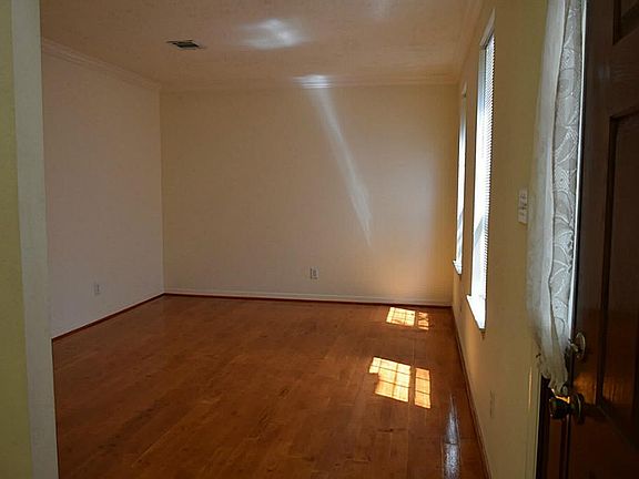 2nd image of 2406 Linwood Dr