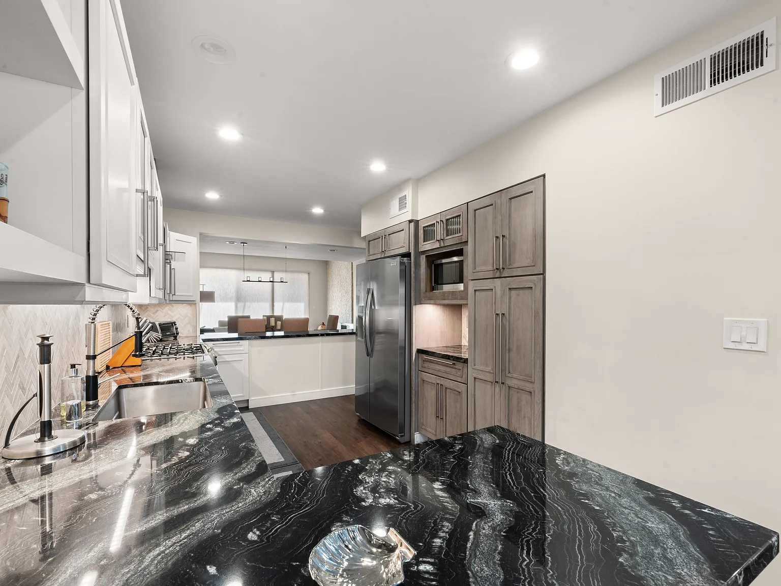 3 bed, 3.5 bath, 2150 sqft, $5,995 — Photo 3