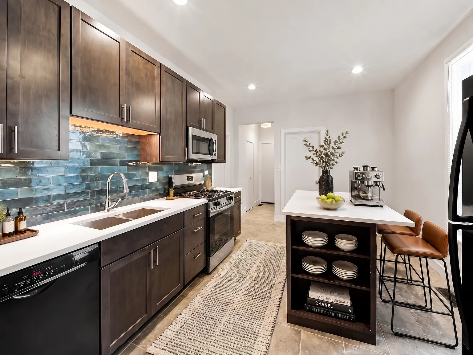 3 bed, 2050 sqft, $3,480 — Photo 3