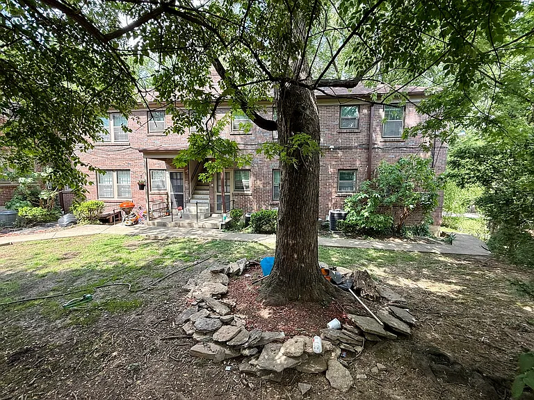 2466 Grinstead Dr — Photo 7