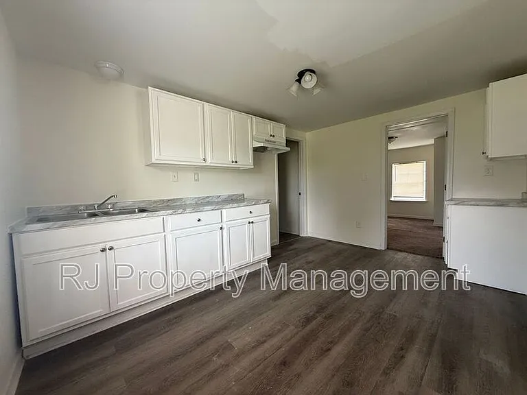 3742 Berry Ln — Photo 2