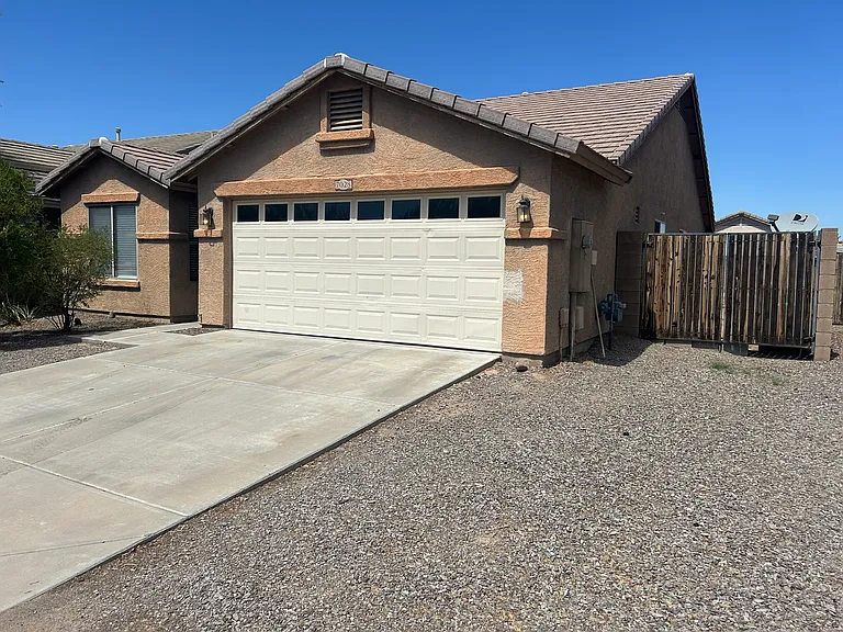 7028 S 46th Dr — Photo 3