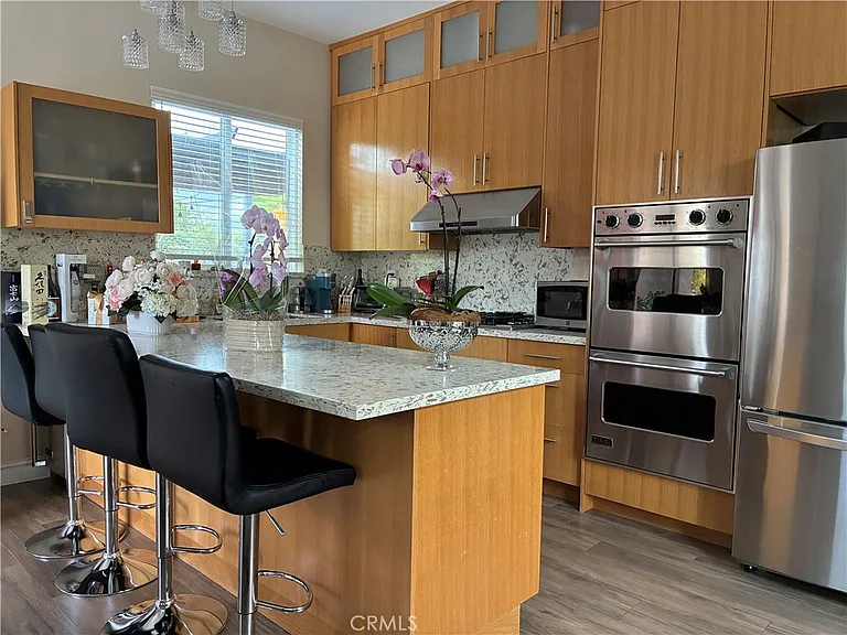 1018 La Presa Dr — Photo 2