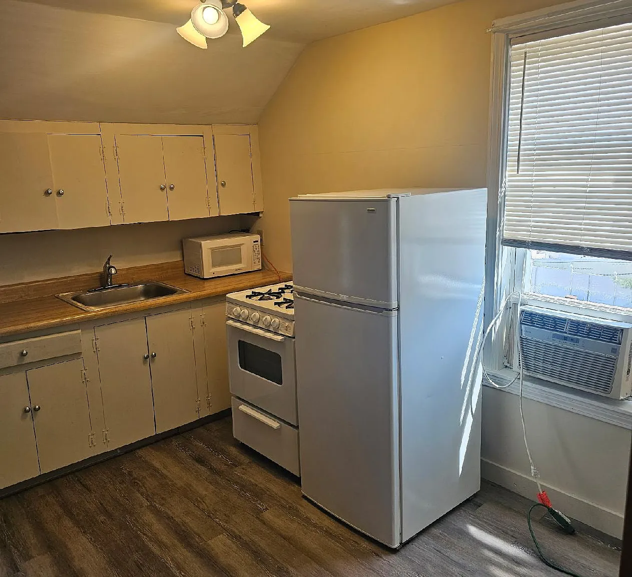 Studio, 400 sqft, $1,200 — Photo 2