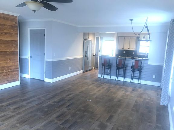 4th image of 10 Bentley Ln