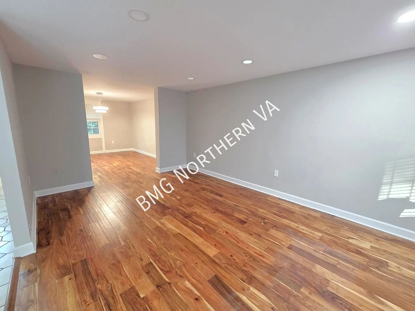 Spacious 3BR/3.5BA Burke Townhome with Gourmet Kitchen & Fenced Backyard — Photo 3
