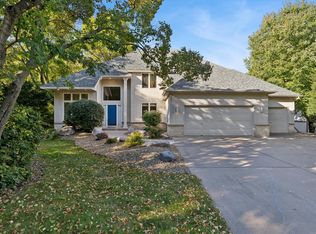 1312 Summit Oaks Dr, Burnsville, MN 55337